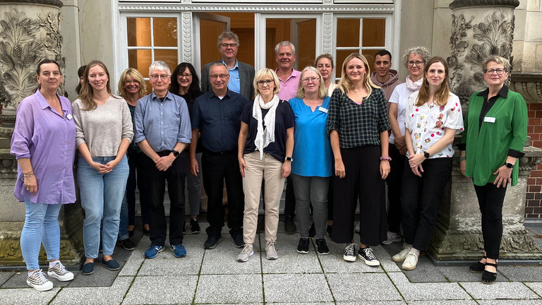 Diakonie Hospiz Wannsee - Nachricht - SeitenWechsel - Mitarbeitende der Berliner Wasserbetriebe zu Besuch im Diakonie Hospiz Wannsee - Gruppenbild