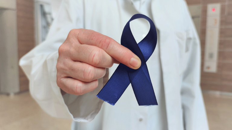 Immanuel Klinik Rüdersdorf - Nachricht - Darmkrebsmonat März: Kein Tabuthema! - blaue Schleife 