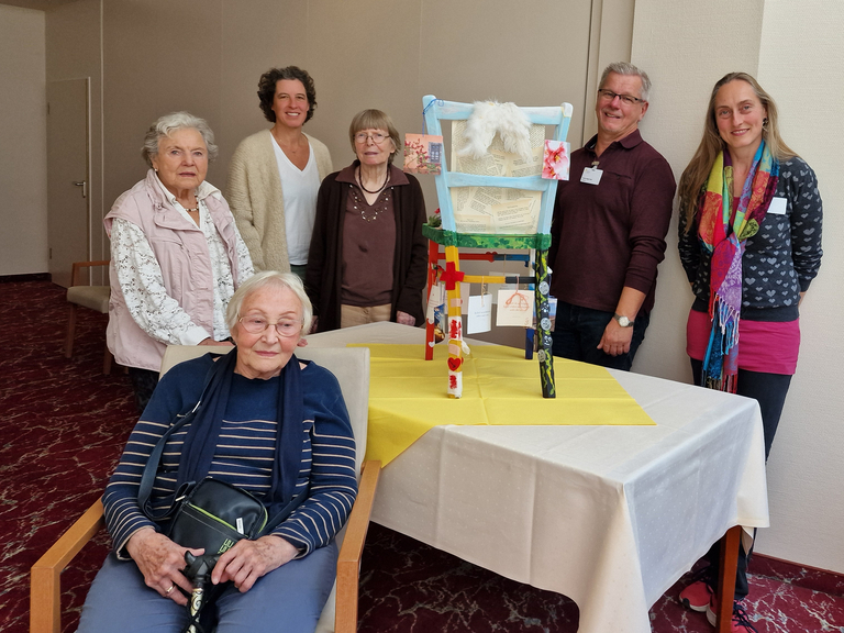 Gruppenfoto mit Kunstwerk in der Residenz am Wiesenkamp zum Kunstprojekt Mein Platz am Ende des Lebens