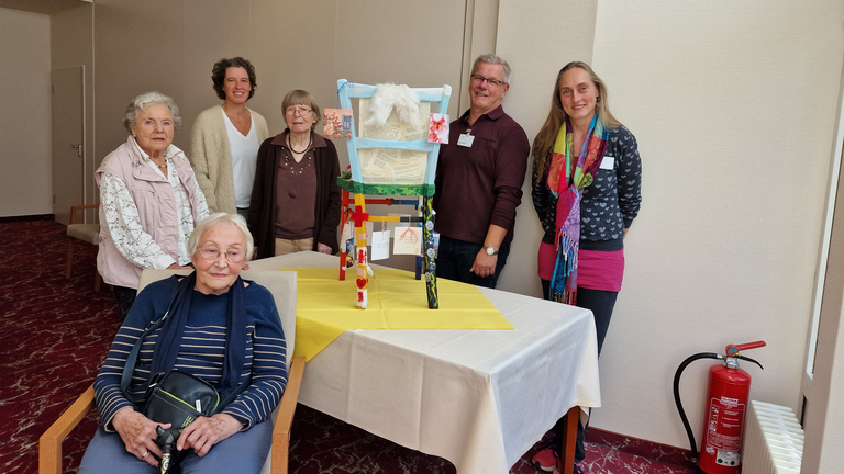 Gruppenfoto mit Kunstwerk in der Residenz am Wiesenkamp zum Kunstprojekt Mein Platz am Ende des Lebens