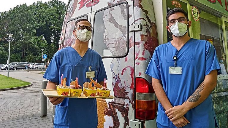 Trotz des schlechten Wetters hatten die Kolleginnen und Kollegen sichtlich viel Freude an der zusätzlichen Abkühlung.