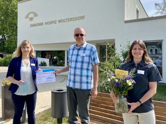 Pflegedienstleitung Stefanie Micklitza bei der Übergabe des Spendenschecks vom Förderverein „Polarstern“, Nachrichten, Diakonie Hospiz Woltersdorf