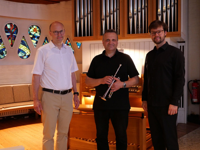 Prof. Dr. Ernst von Dobschütz mit Organist Matthias Berges und Trompeter Boris Havkin vor der Steinmeyer-Orgel in der St. Michaelskapelle auf dem Gesundheitscampus Volksdorf. Prof. Dr. Ernst von Dobschütz mit Organist Matthias Berges und Trompeter Boris Havkin vor der Steinmeyer-Orgel in der St. Michaelskapelle auf dem Gesundheitscampus Volksdorf.