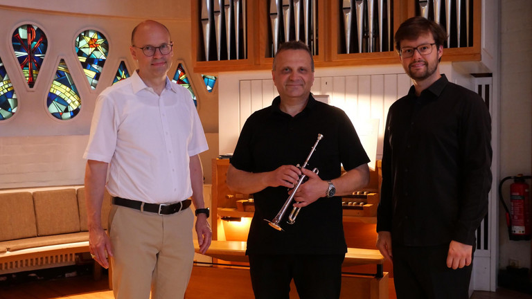 Prof. Dr. Ernst von Dobschütz mit Organist Matthias Berges und Trompeter Boris Havkin vor der Steinmeyer-Orgel in der St. Michaelskapelle auf dem Gesundheitscampus Volksdorf.