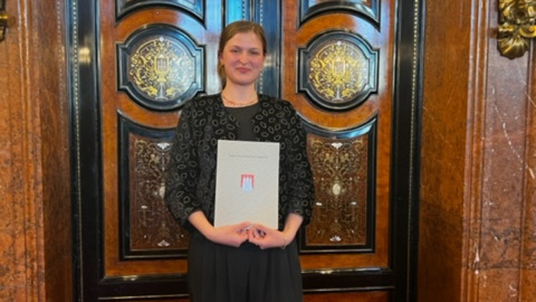 Lili Mallée mit Auszeichnung beim Empfang im Hamburger Rathaus, Albertinen Krankenhaus, Hamburg-Schnelsen