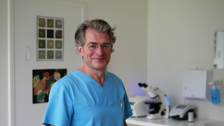 Dr. Matthias Janneck, Sektionsleiter Nephrologie, Niererkrankungen Hamburg, Albertinen Herz- und Gefäßzentrum, Albertinen Krankenhaus, Hamburg-Schnelsen Dr. Matthias Janneck, Sektionsleiter Nephrologie im Albertinen Herz- und Gefäßzentrum des Albertinen Krankenhauses in Hamburg-Schnelsen, blickt im Laborbereich in eine Kamera