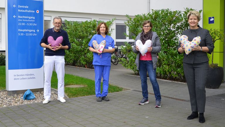 Evangelisches Amalie Sieveking Krankenhaus - Stiftung Zukunft Amalie - Herzkissen spenden Trost bei Brustkrebspatientinnen