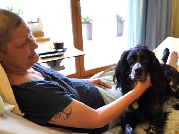 Eine Patientin mit Therapiehund im Diakonie Hospiz Volksdorf in Hamburg-Volksdorf