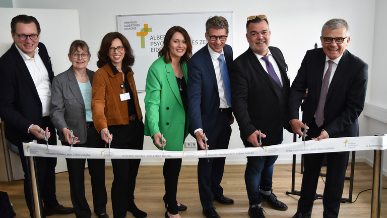 Feierliche Eröffnung Albertinen Psychiatrisches Zentrum Eidelstedt in Hamburg-Eidelstedt, Psychiatrische Tagesklinik, Hamburg Christian Rilz, Karin Agor (Leiterin Referat Krankenhausinvestitionen, Behörde für Arbeit, Soziales, Familie und Integration Hamburg), Dr. Babette Geisinger, Cindy Gnoyke, Prof. Dr. Sönke Arlt, Sven Christiansen, Matthias Scheller (v.l.) bei der Eröffnung Albertinen Psychiatrisches Zentrum Eidelstedt, Hamburg-Eidelstedt