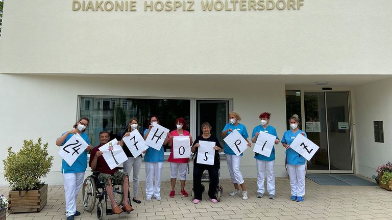 Diakonie Hospiz Woltersdorf - Kampagne 24/7 - Mitarbeitende vor dem Hospiz