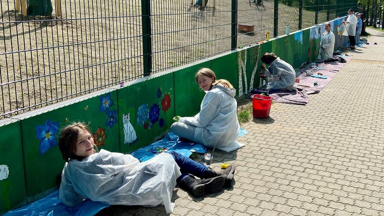 Schülerinnen und Schüler der privaten Docemus Schule Neu Zittau bemalten die Mauer des Hospizgeländes, Nachrichten, Diakonie Hospiz Woltersdorf Schülerinnen und Schüler der privaten Docemus Schule Neu Zittau bemalten die Mauer des Hospizgeländes, Nachrichten, Diakonie Hospiz Woltersdorf